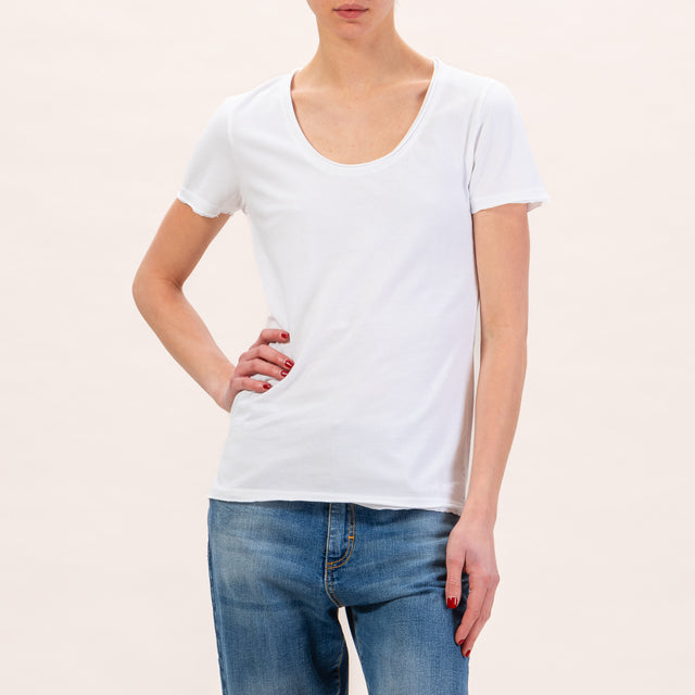 Zeroassoluto-T-shirt slimfit scollata taglio vivo - bianco