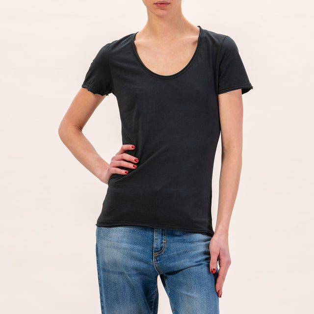 Zeroassoluto-T-shirt slimfit scollata taglio vivo - nero