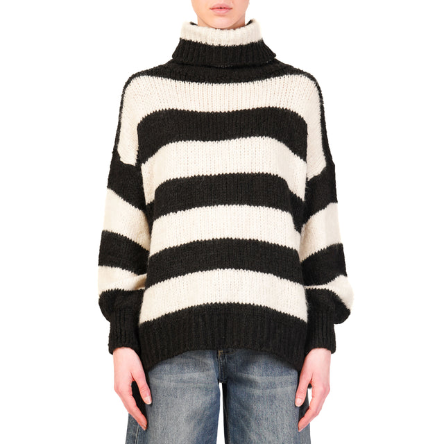 Zeroassoluto-Maglia mohair collo alto a righe - nero/burro