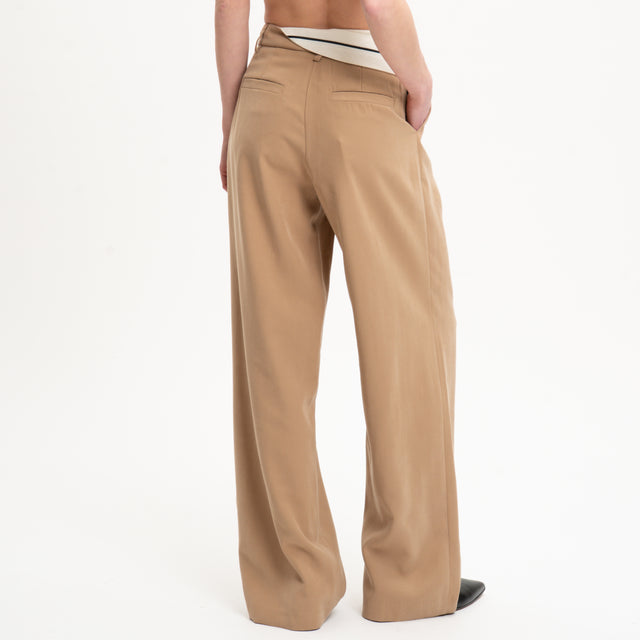 Tensione in-Pantalone con baschina a contrasto - camel