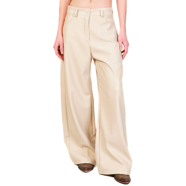 Tensione in-Pantalone GIUSI wide leg similpelle - sand