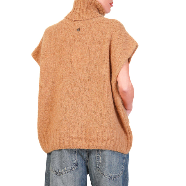 Dixie-Maglia mohair collo alto smanicata - camel