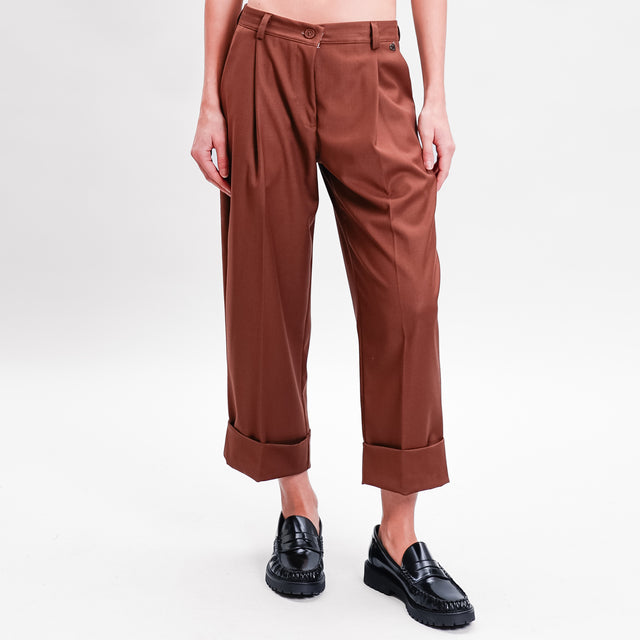 Dixie-Pantalone crop con pinces e risvolto - tabacco