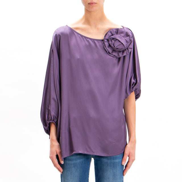 Motel-Blusa in satin spalla scesa con spilla - melanzana