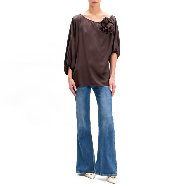 Motel-Blusa in satin spalla scesa con spilla - moro