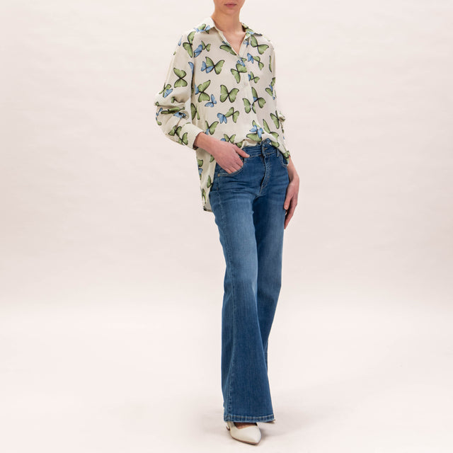 Zeroassoluto- Camicia CAMY in satin - farfalle latte/salvia/jeans
