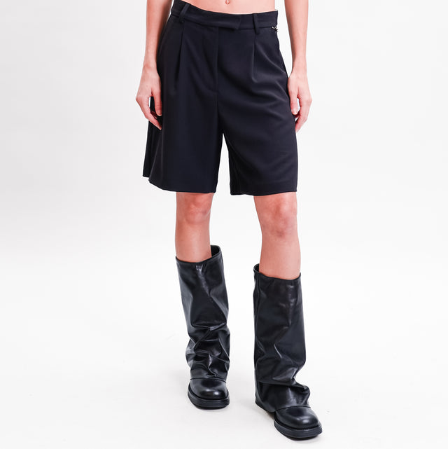 Souvenir Bermuda shorts with pleats - black