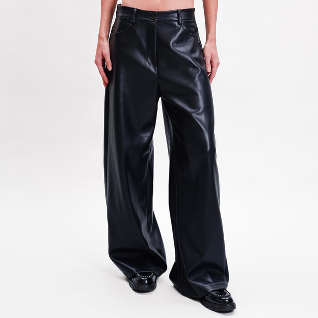 Tensione in-Pantalone wide leg similpelle - nero