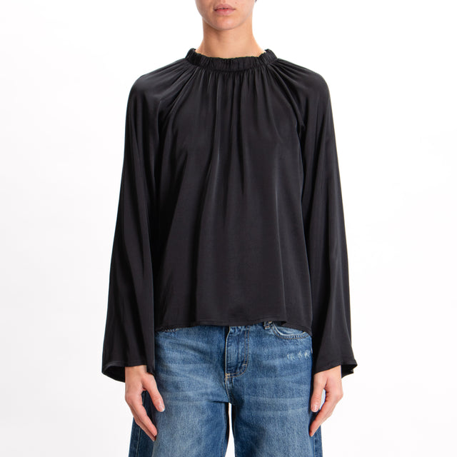 Tensione in-Blusa collo elastico in satin elasticizzato - nero