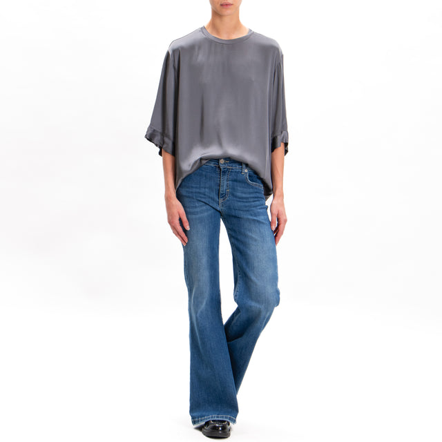 Tensione in-Blusa over in satin elasticizzato - grigio fumo