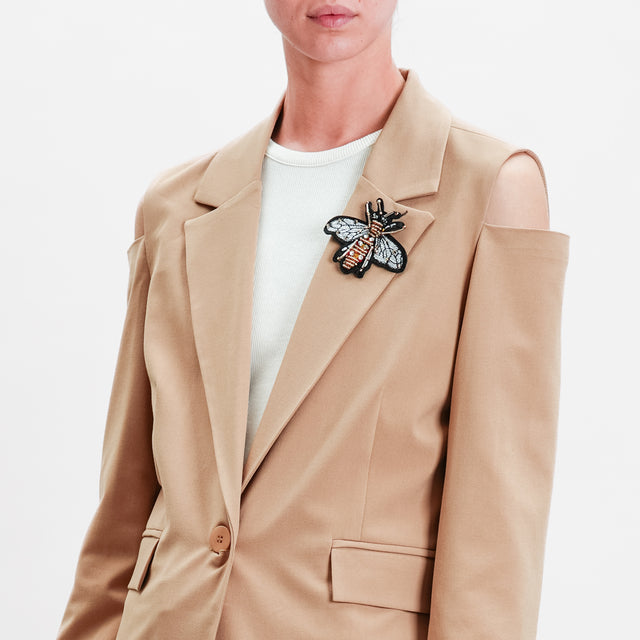 Tensione in-Giacca cut out con spilla - camel