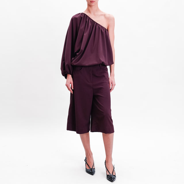 Tension in-One shoulder blouse with elasticated edges - wine