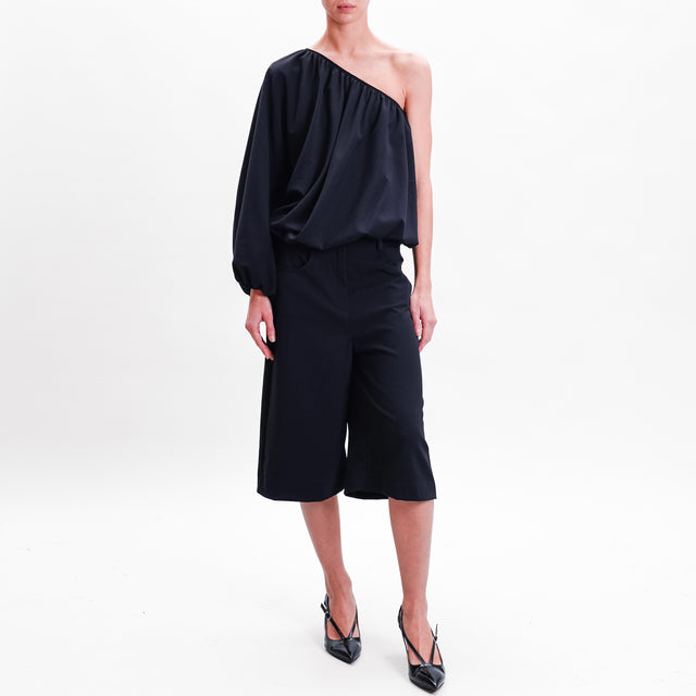 Tension in-One shoulder blouse with elasticated edges - black