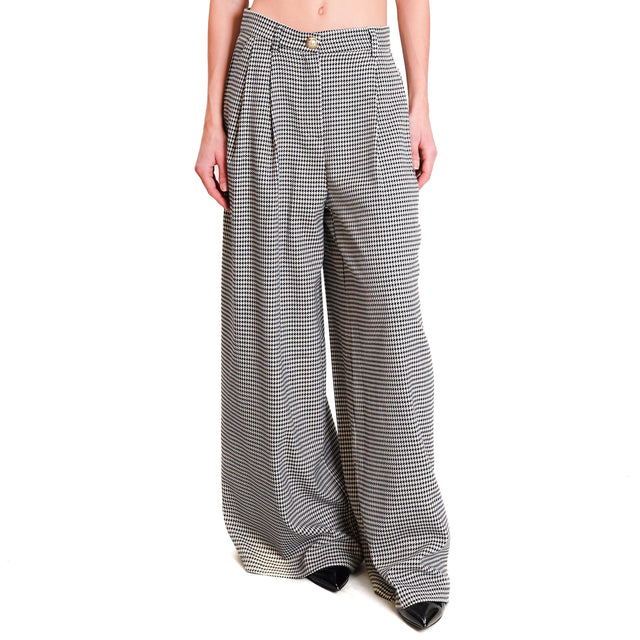 Tensione in-Pantalone pied de poule con pinces - latte/nero