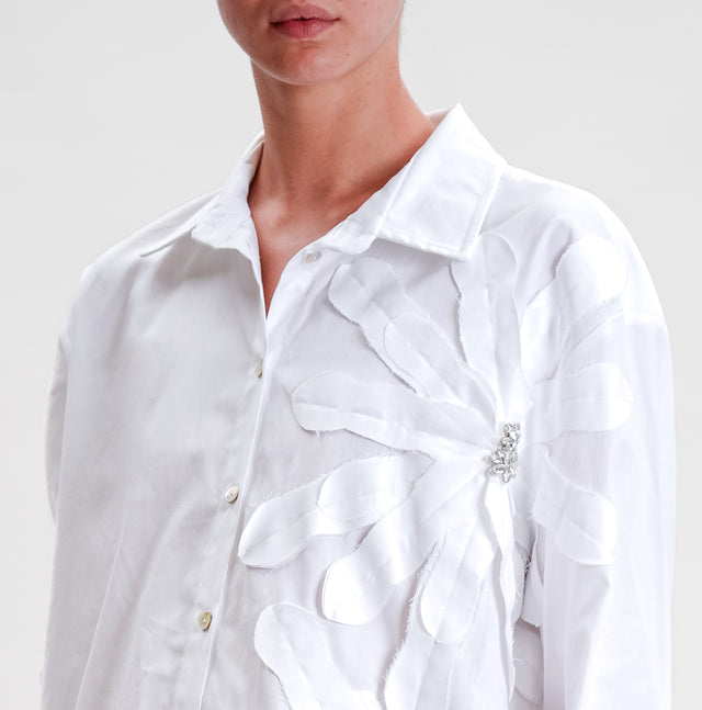 Tensione in-Camicia fiore dettaglio strass - bianco