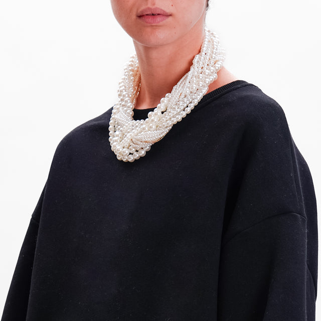 Tension in-Felpa over with pearl necklace - black