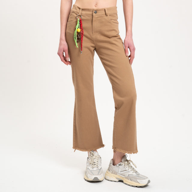 Tensione in-Pantalone drill sfrangiato con charm - camel