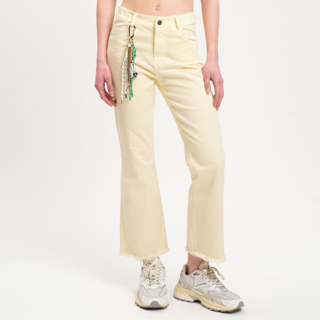 Tensione in-Pantalone drill sfrangiato con charm - giallo