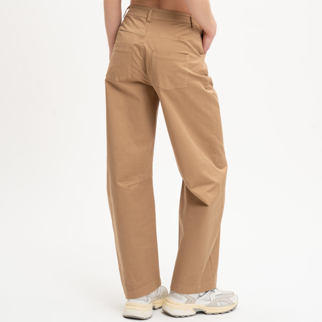 Tensione in-Pantalone barrel cotone elasticizzato con charms - camel