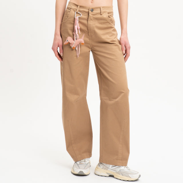 Tensione in-Pantalone barrel cotone elasticizzato con charms - camel