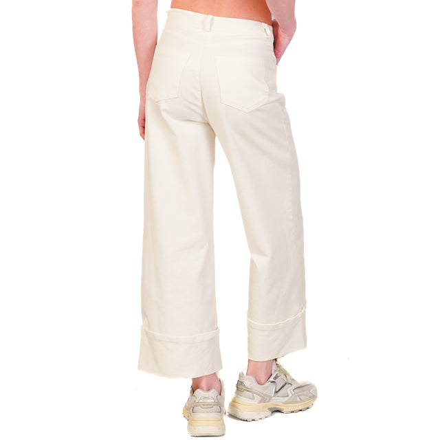 Tensione in-Pantalone drill elasticizzato con risvolto e charm - latte