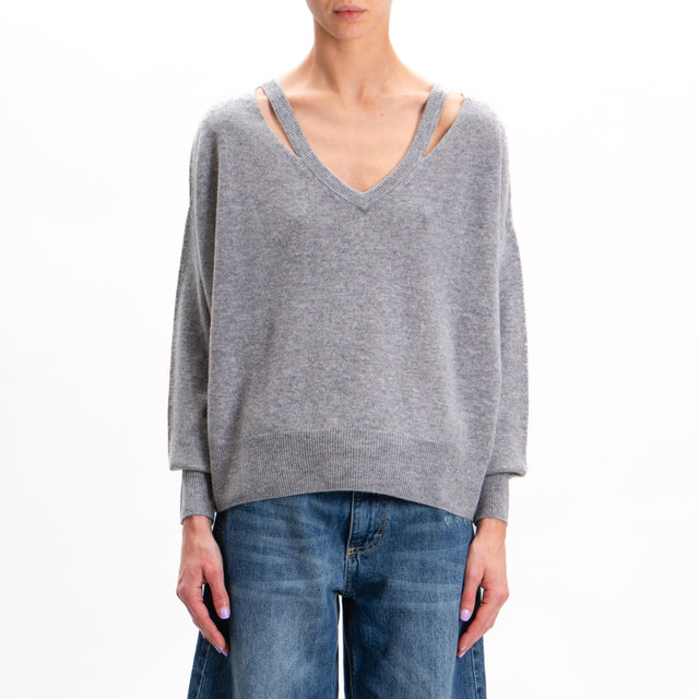 Tension in-V-neck wool sweater with cut out 100% wool SOFT - melange grey