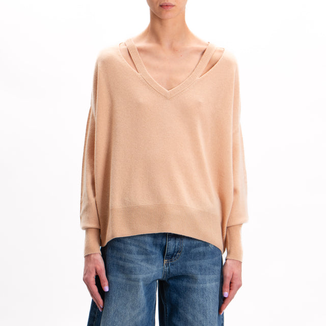 Tensione in-Maglia lana scollo v con cut out 100%lana SOFT - beige